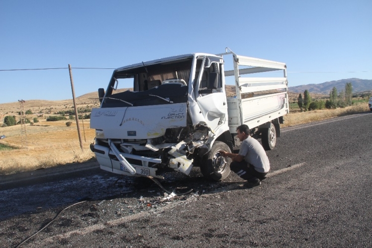 Kamyonet İle Ticari Taksi Kafa Kafaya Çarpıştı: 6 Yaralı