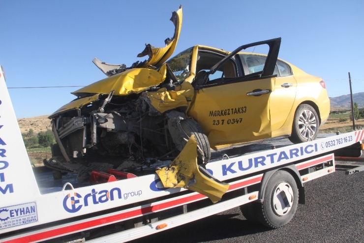 Kamyonet İle Ticari Taksi Kafa Kafaya Çarpıştı: 6 Yaralı