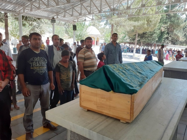 Park Halindeki Otomobilin Üzerinden Düşen Çocuk Öldü