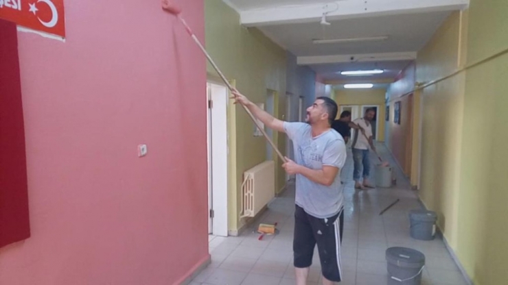 Okul Müdürü Ve Yardımcısı Boya Fırçalarını Eline Aldı, Okulu 10 Bin Tl’lik Masraftan Kurtardı