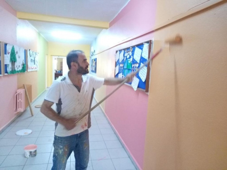Okul Müdürü Ve Yardımcısı Boya Fırçalarını Eline Aldı, Okulu 10 Bin Tl’lik Masraftan Kurtardı