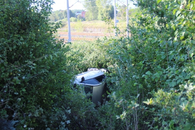 Kaza Yapan Otomobil 30 Metre Şarampole Yuvarlandı: 1 Yaralı