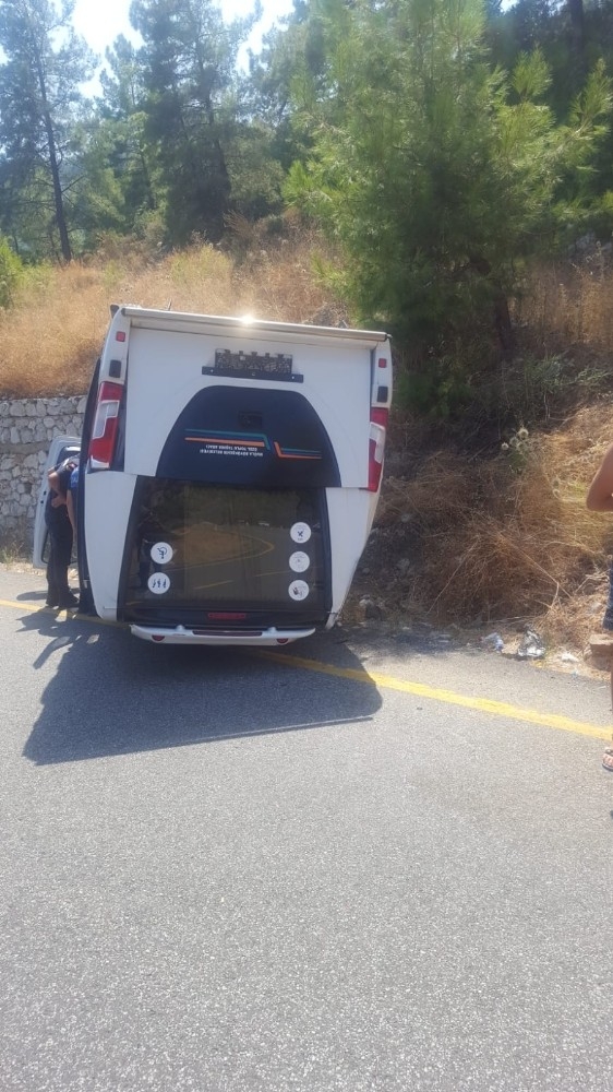 Marmaris’te Yolcu Minibüsü Kaza Yaptı; 11 Yaralı