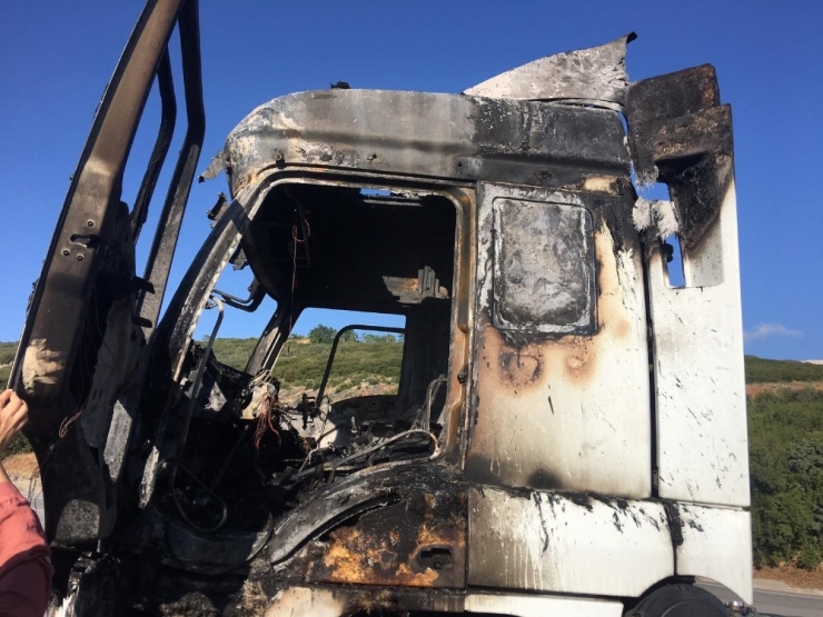 Park Halindeki Kamyon Alev Alev Yandı