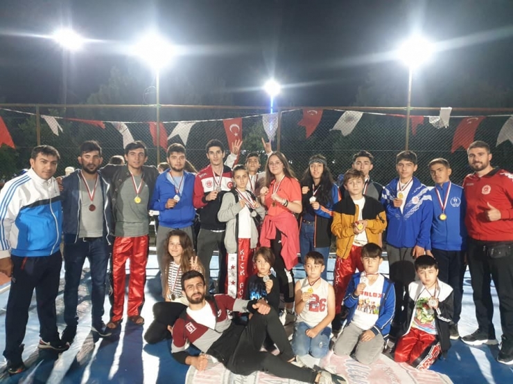 Pazaryeri Kick Boks Takımı 14 Madalya İle Döndü