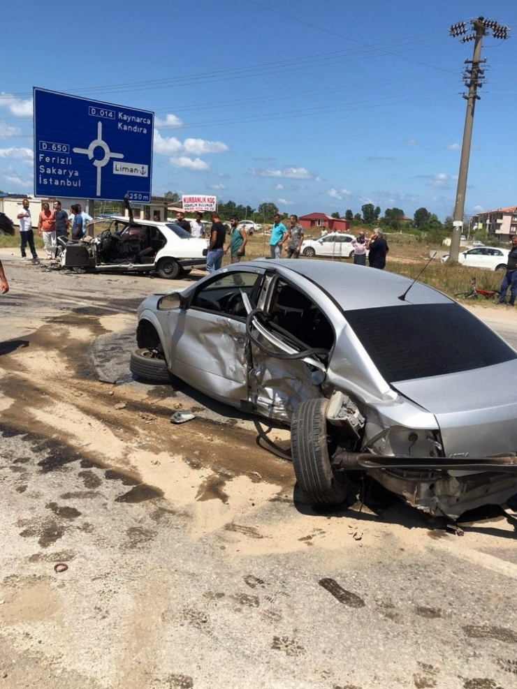 Kontrolden Çıkan Otomobil Karşı Şeritten Gelen Otomobille Çarpıştı: 4 Yaralı