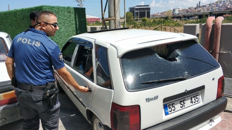 Otomobile Taşlı Saldırıda Kafasına Taş İsabet Eden Kadın Ağır Yaralandı