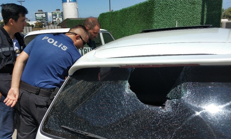 Otomobile Taşlı Saldırıda Kafasına Taş İsabet Eden Kadın Ağır Yaralandı