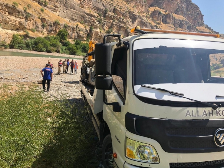 Siirt’te Çayda Bulunan Kamyonet Jandarma Tarafından Çıkarıldı