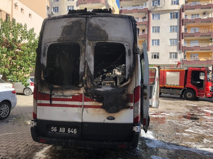 Siirt’te Park Halindeki Ambulans Alev Aldı