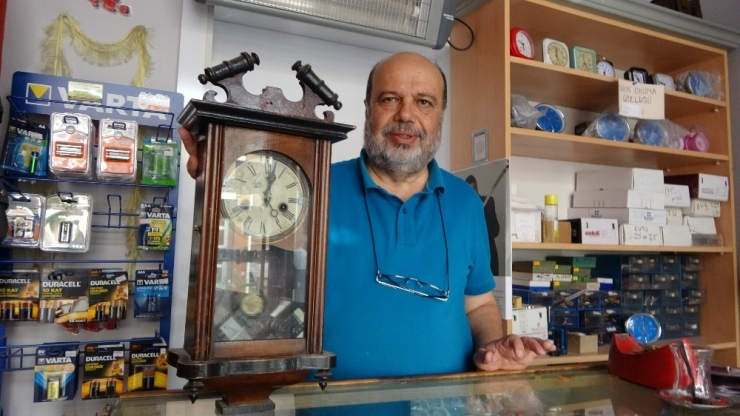 Ne Dede Mesleğinden Ne De Edebiyat Aşkından Vazgeçti