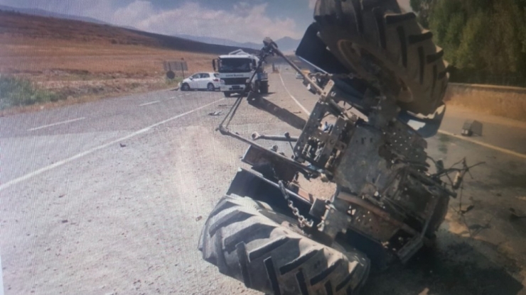 Otomobil İle Traktör Çarpıştı: 3 Yaralı