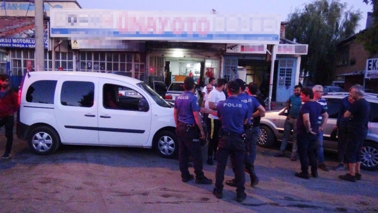 Satıp Parasını Alamadığı Otomobilini İterek Kaçırırken Güvenlik Kamerasına Yakalandı