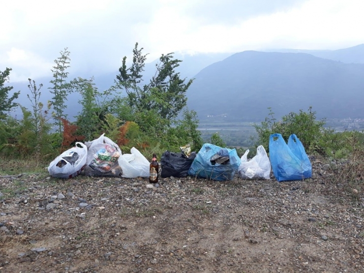 Tatile Gelen Gurbetçi Çocuklarıyla Birlikte Çöp Topladı