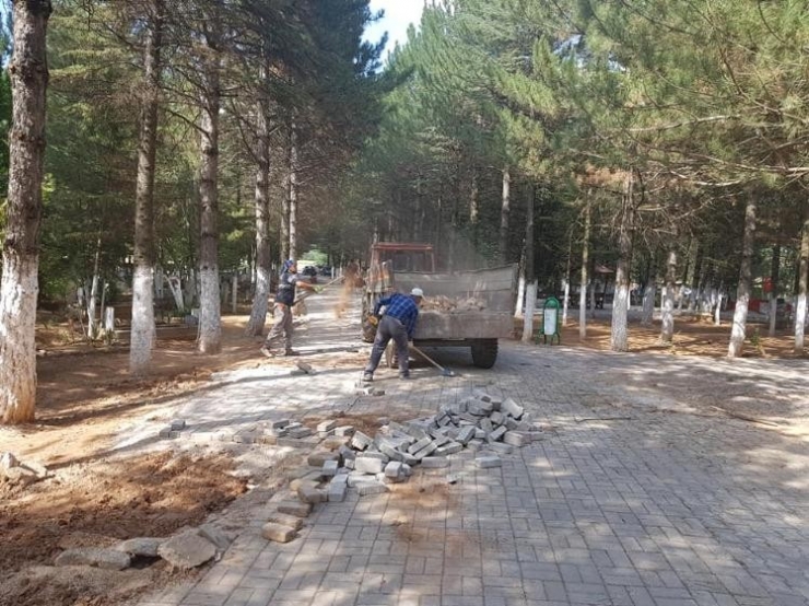 Altıntaş’ta Bayram Öncesi İlçe Mezarlığı Bakım Ve Temizliği