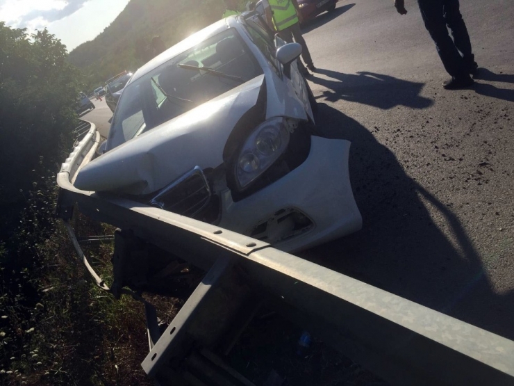 Otomobil Bariyerlere Çarptı: 5 Yaralı