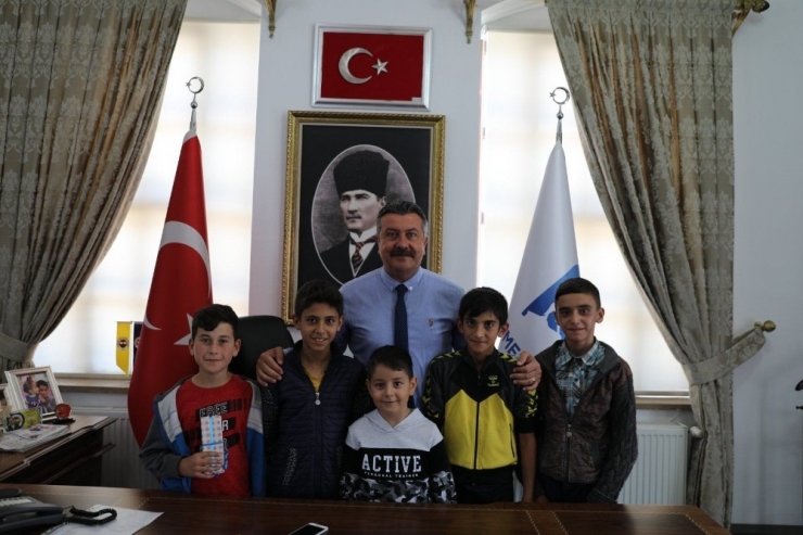 Çocuklar Buldukları Cüzdanı Belediyeye Teslim Etti