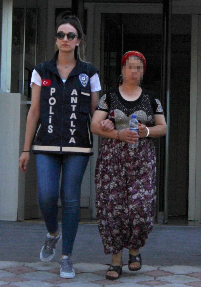 Kadın Hırsız Hastanede, Hasta Gibi Davranıp Hastaları Soydu