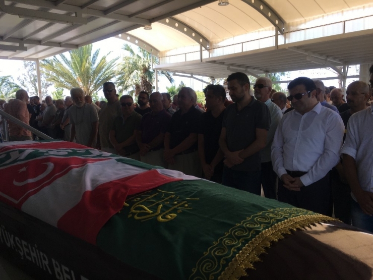 Milli Antrenör Toprağa, Can Dostu Köpeği Hayvanseverlere Verildi