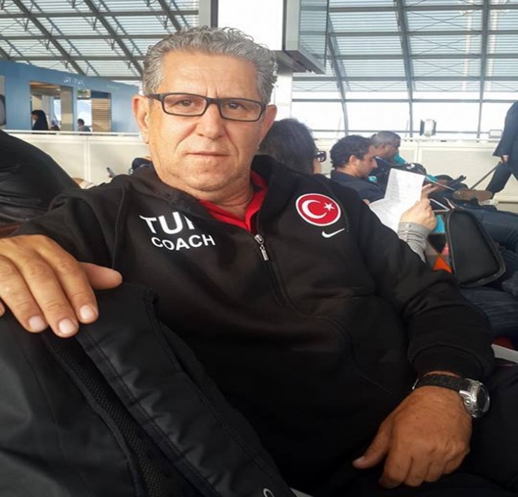 Milli Antrenör Toprağa, Can Dostu Köpeği Hayvanseverlere Verildi