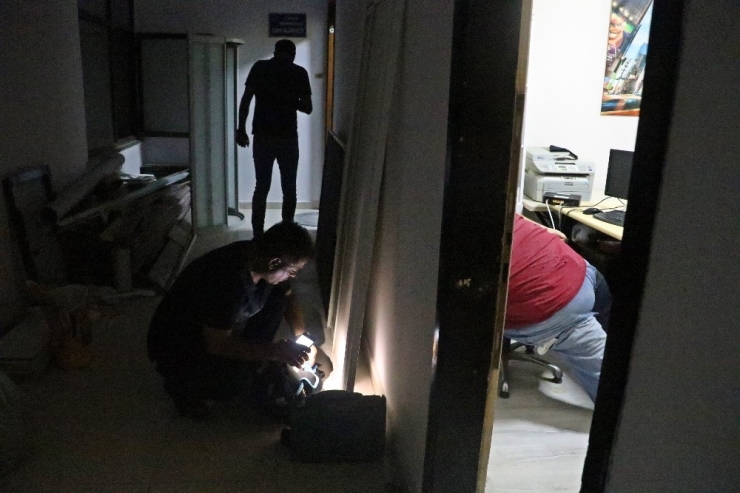 Kiloları Yüzünden Hayata Küsen Adam, Bilgisayar Başında Ölü Olarak Bulundu