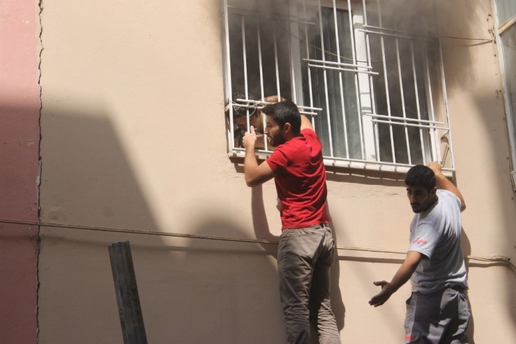 Yangında Mahsur Kalan Öğrenci, Demir Korkuluk Kırılarak Kurtarıldı