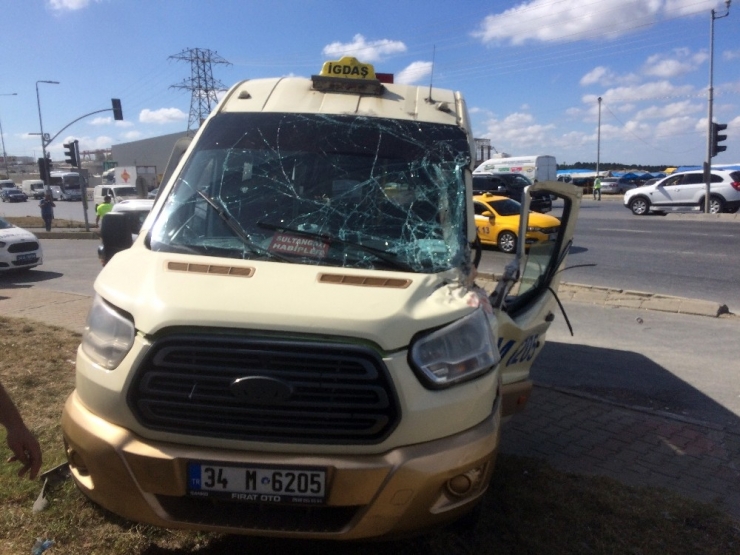 Kırmızı Işıkta U Dönüşü Yapan Tıra Minibüs Çarptı