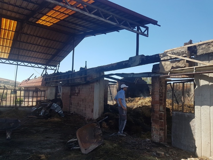 Burdur’da Çıkan Yangında İki Minibüs, Ev Ve Ahır Kullanılmaz Hale Geldi