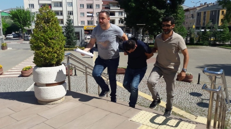 Buzdolabının Arkasından Uyuşturucu Çıktı