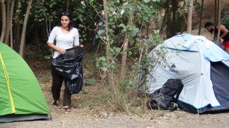 Çadır Kuran Kampçılardan Örnek Davranış