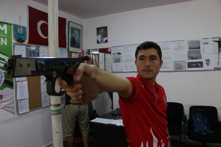 Babasının Tavsiyesiyle Atıcılığa Başladı, Şimdi Rekorları Alt Üst Ediyor