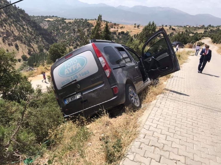 Ticari Araç Uçuruma Yuvarlanmaktan Son Anda Kurtuldu
