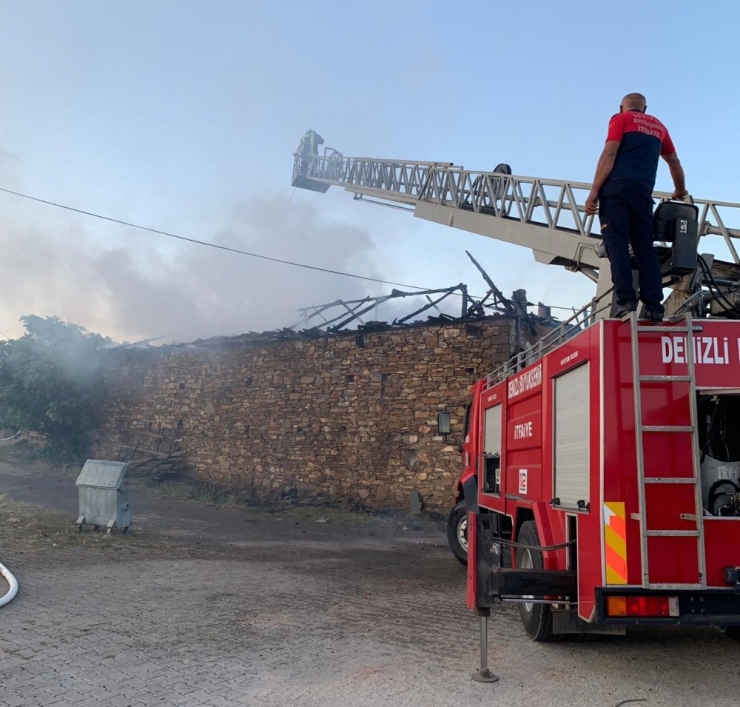 Ahşap Evde Çıkan Yangında 2 Kişi Mahsur Kaldı
