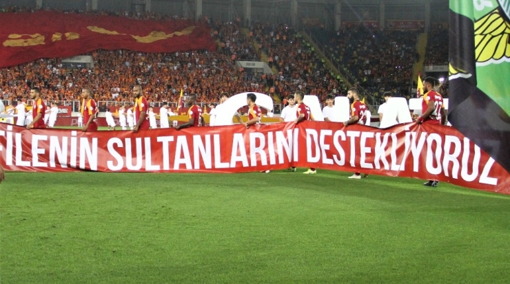 Galatasaray Ve Akhisarspor’dan Filenin Sultanlarına Pankartlı Destek
