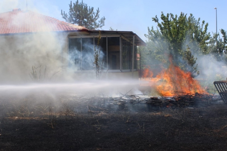 Anız Yangınında 40 Dönüm Arazi Yandı