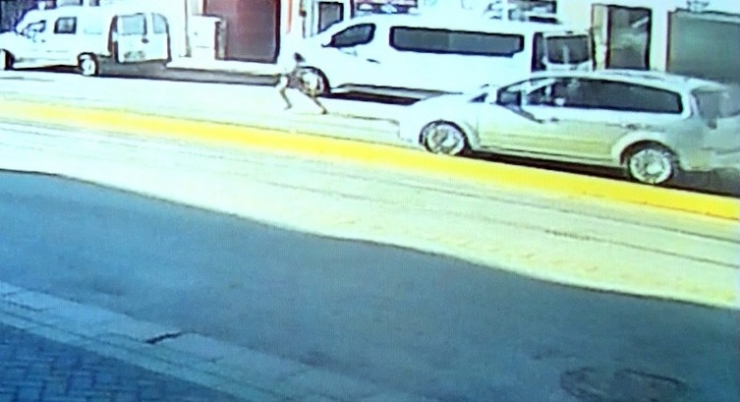 Yolun Karşısına Geçmek İsteyen Çocuğa Otomobil Çarptı