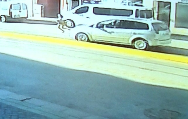 Yolun Karşısına Geçmek İsteyen Çocuğa Otomobil Çarptı