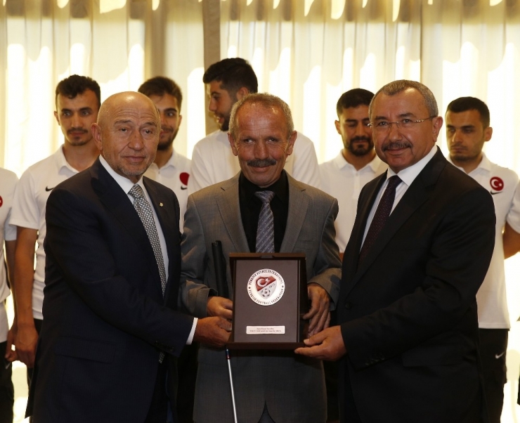 Bakan Kasapoğlu Ve Başkan Özdemir, Sesi Görenler’in Moral Yemeğine Katıldı