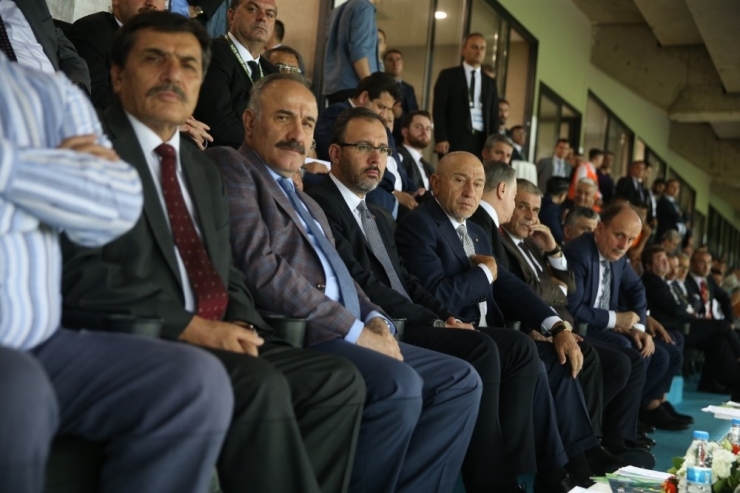 Bakan Kasapoğlu, Süper Kupa Finali İçin Eryaman Stadında