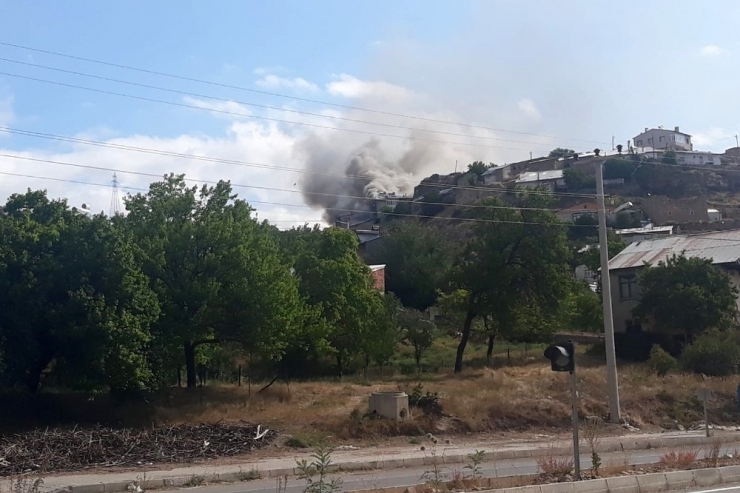 Gümüşhane’nin Tekke Köyündeki Yangında 3 Evde Hasar Oluştu