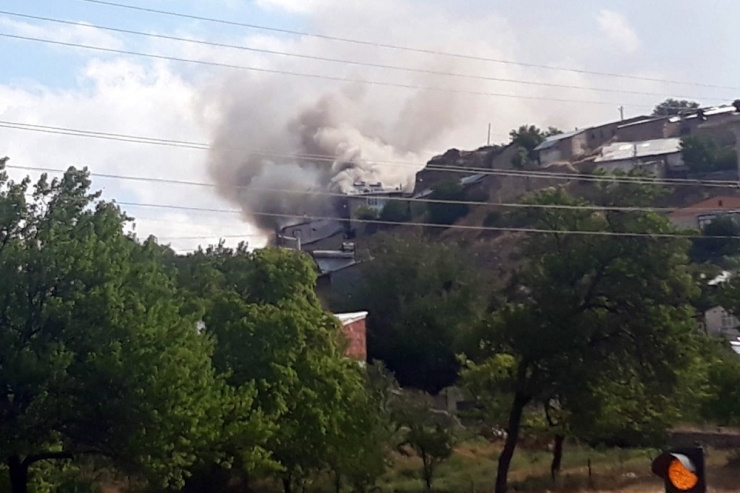 Gümüşhane’nin Tekke Köyündeki Yangında 3 Evde Hasar Oluştu