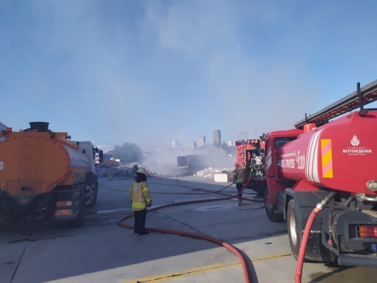 Sefaköy’de Atık Deposundaki Yangın Kontrol Altına Alındı