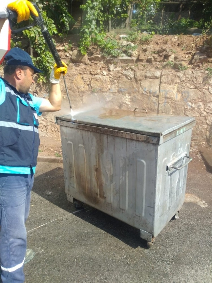 İzmit’te Konteynırlar Temizleniyor