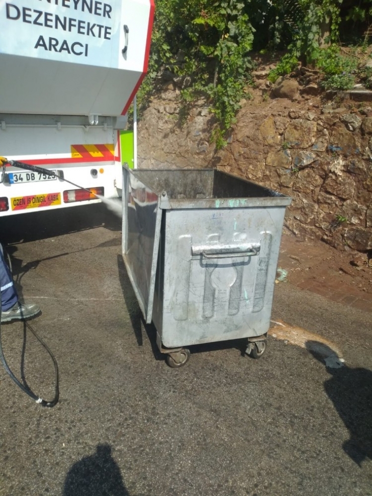 İzmit’te Konteynırlar Temizleniyor