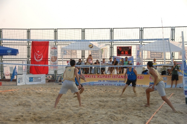 Kadıköy’de Plaj Voleybolu Turnuvasında Gençler Ve Ustalar Bir Arada