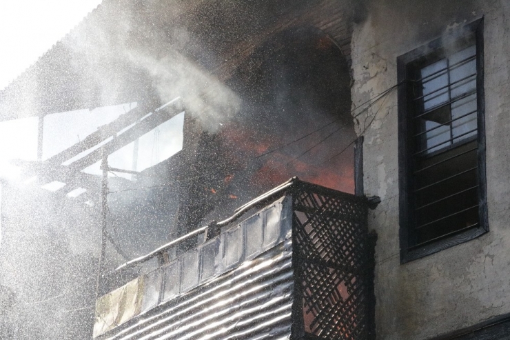 3 Ahşap Bina Yangında Kül Oldu