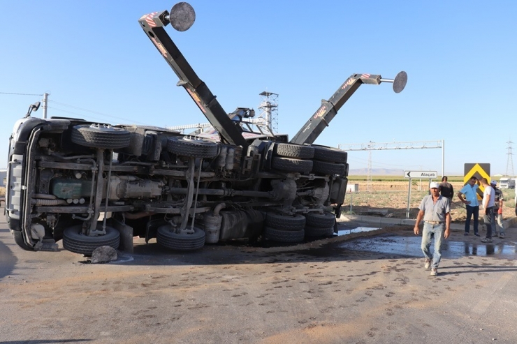 Devrilen Beton Mikserini Kaldırmaya Gelen Kurtarıcı Devrildi: 1 Yaralı