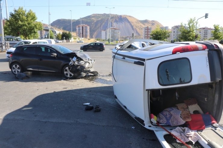 Otomobil İle Çarpışan Kamyonet Yan Yattı: 4 Yaralı