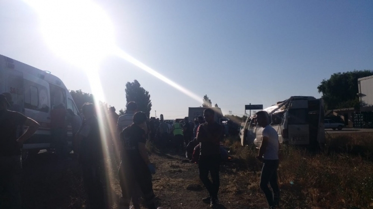 İşçi Servisi İle Kamyonet Çarpıştı: 18 Yaralı