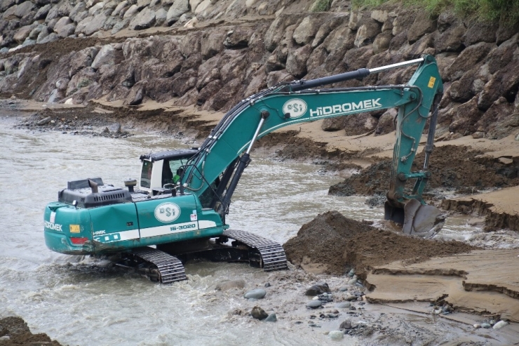 Rize’de Selde Kaybolan Şahsı Arama Çalışmaları 3. Gününde Devam Ediyor